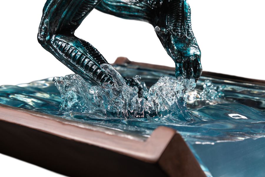 Xenomorph figure 1:6 scale statue from Aliens film scene